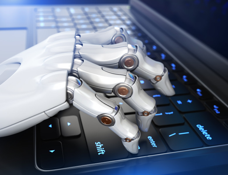 mana unui robot pe un laptop