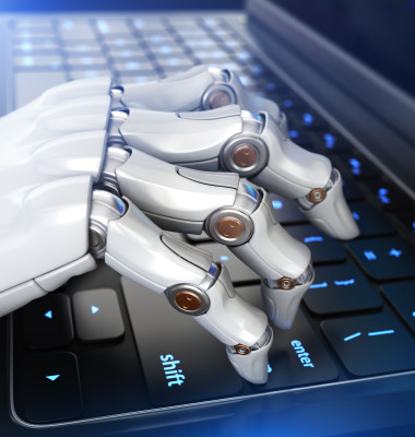 mana unui robot pe un laptop