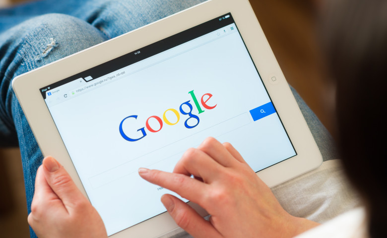 google chrome deschis pe o tableta alba