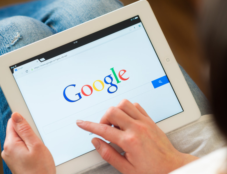 google chrome deschis pe o tableta alba