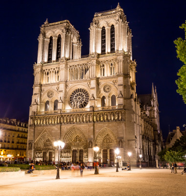 catedrala notre dame noaptea