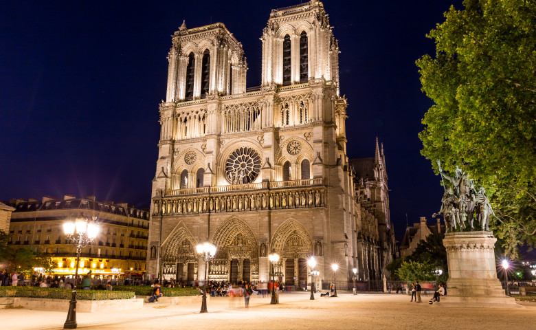 catedrala notre dame noaptea