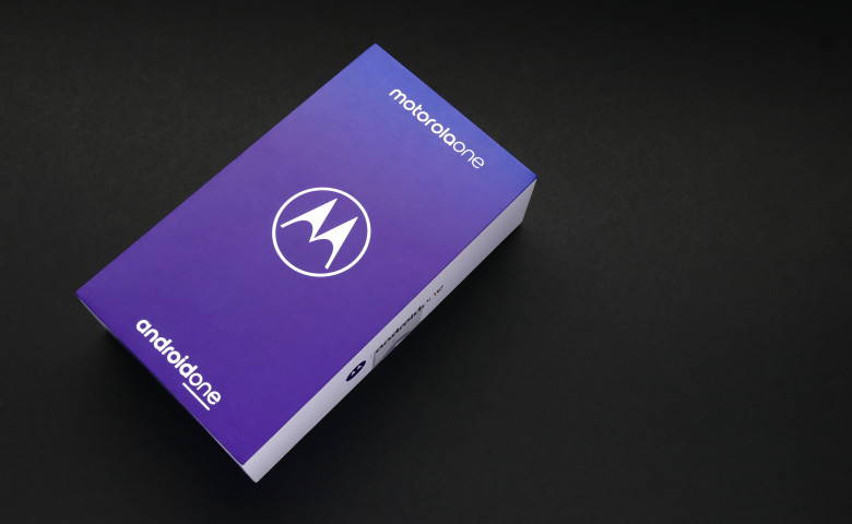 Motorola ONE, unboxing of new model of Motorola smarphone operating on Android ONE system