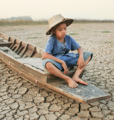copil in barca seceta incalzire globala schimbare clima planeta