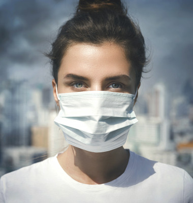 poluare in aer femeie cu masca