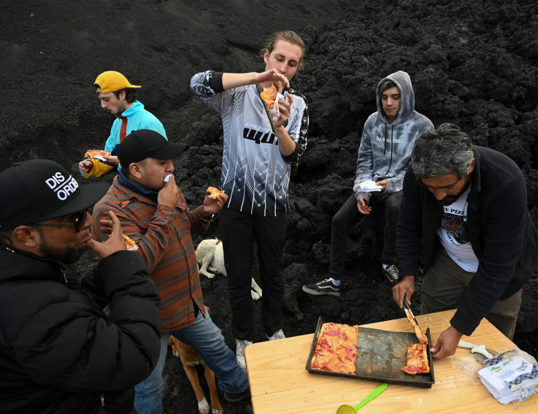 Momentul în care un bărbat gătește pizza pe lava unui vulcan