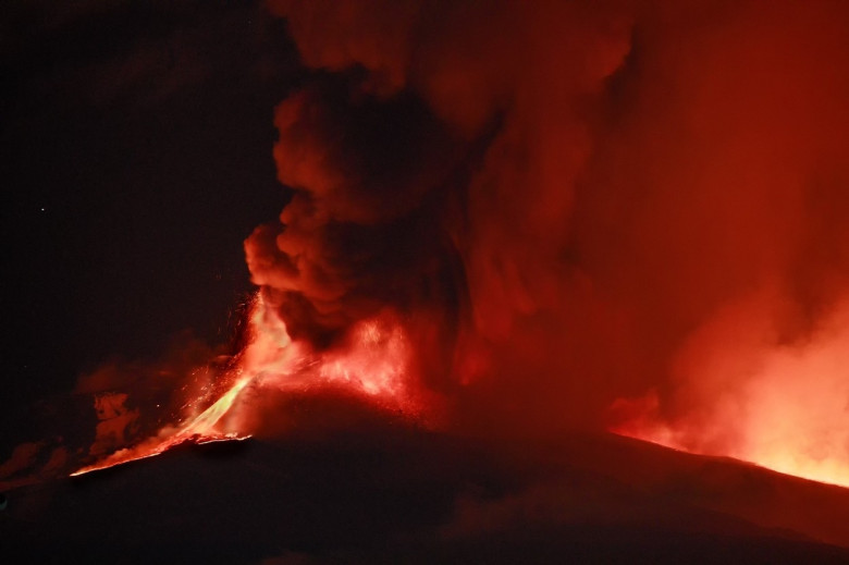 eruptie vulcanul etna
