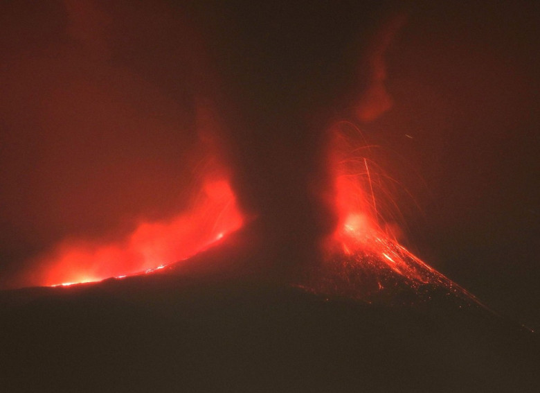eruptie vulcanul etna