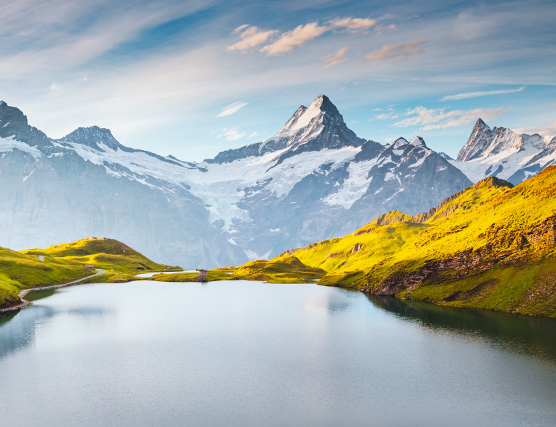 The,Majestic,Peaks,Of,Schreckhorn,And,Wetterhorn.,Location,Place,Bachalpsee,