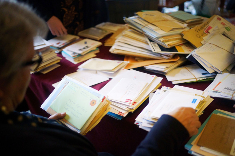 Letters of condolence sent by members of the public, Buckingham Palace, London, UK - 27 Sep 2022