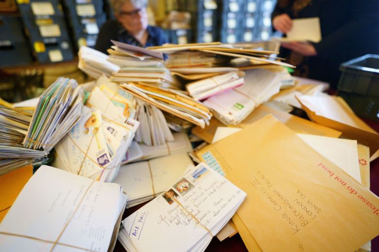 Letters of condolence sent by members of the public, Buckingham Palace, London, UK - 27 Sep 2022