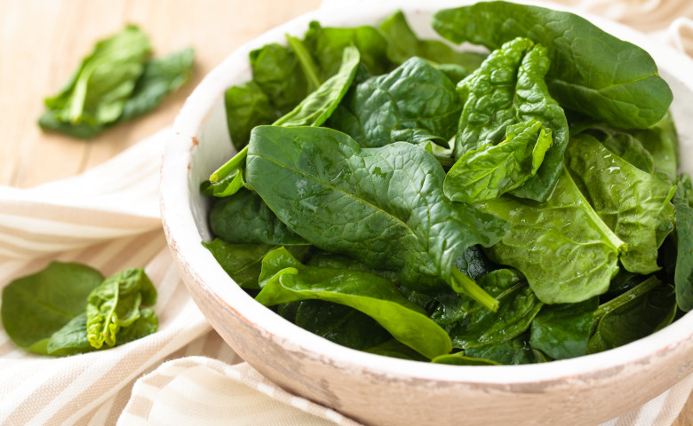 Spinach,Leaves,In,Plate,On,Rustic,Wooden,Table.