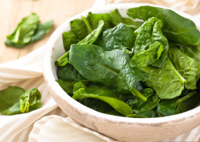 Spinach,Leaves,In,Plate,On,Rustic,Wooden,Table.