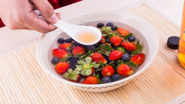 Cu ce să speli fructele și legumele eficient, ieftin și simplu, pentru a elimina pesticidele, bacteriile sau mucegaiul