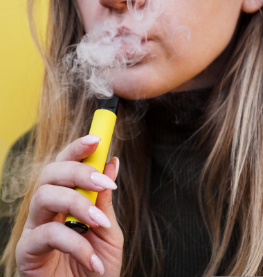Franţa va interzice ţigările electronice de unică folosinţă/ Shutterstock