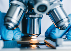 Close-up,Shot,Of,Microscope,With,Metal,Lens,At,Laboratory.