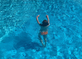 fetita in piscina