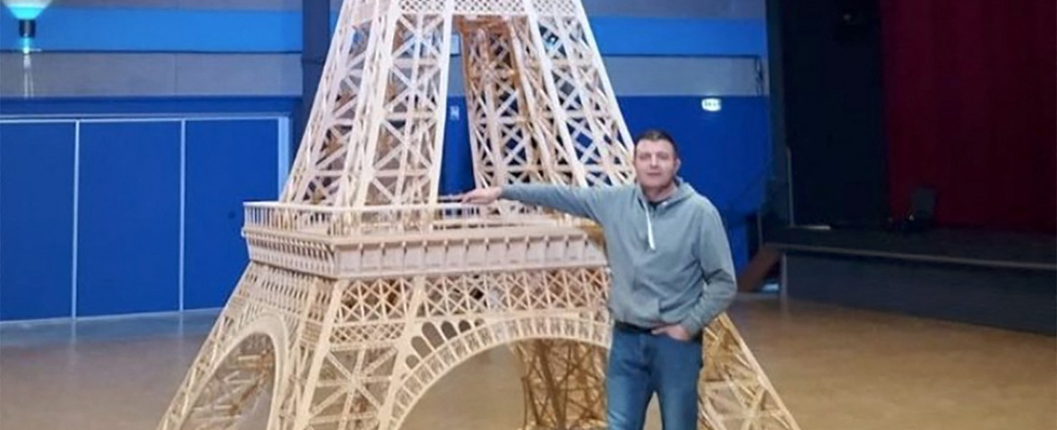 O replică a Turnului Eiffel făcută din bețe de chibrit