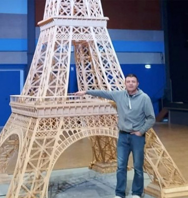 O replică a Turnului Eiffel făcută din bețe de chibrit