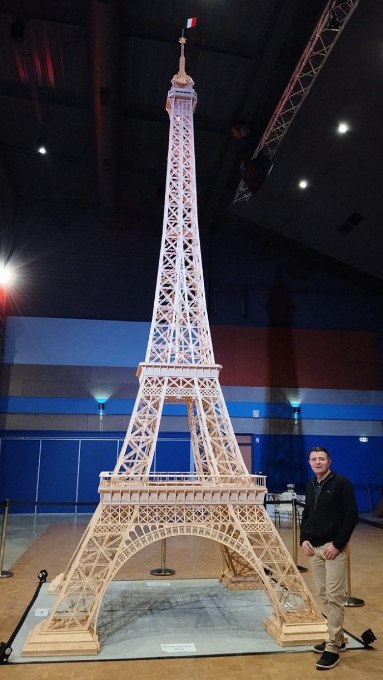 O replică a Turnului Eiffel făcută din bețe de chibrit