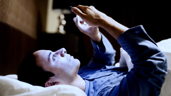 Ce se întâmplă cu creierul tău când stai pe telefon până târziu în noapte. Medicii avertizează asupra unui obicei tot mai răspândit