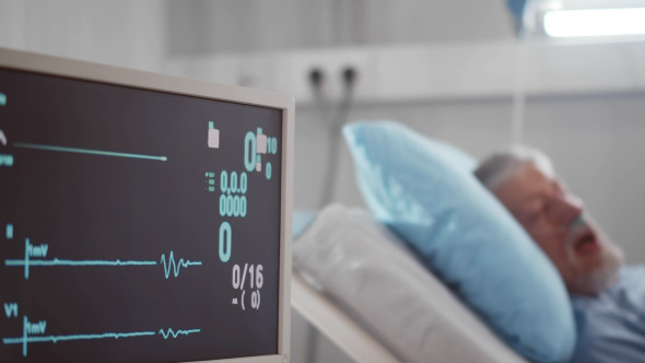 Șase lucruri prin care trece o persoană aflată pe patul de moarte, cu puțin înainte să se stingă. O asistentă a explicat fenomenele stranii