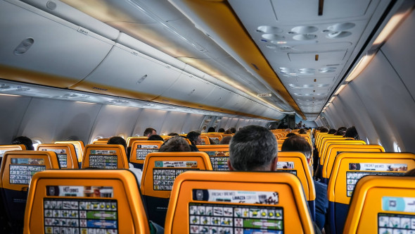 Ce se ascunde în spatele salutului însoțitorilor de bord. Fiecare pasager e atent analizat din mai multe motive