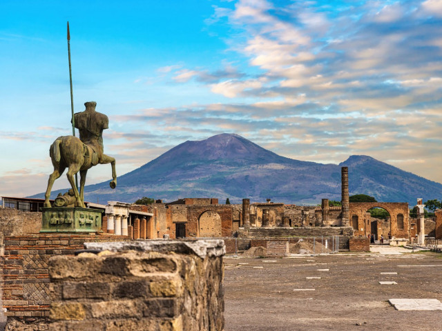 Cutremurul care a avut loc în acelaşi timp cu erupţia Vezuviului ar fi putut provoca decesele din Pompei, arată un nou studiu