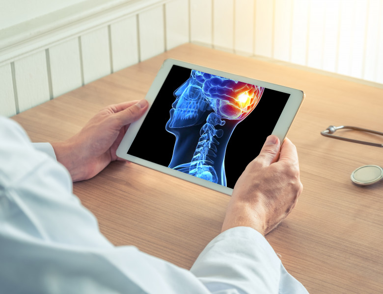 Doctor,Holding-a,Digital,Tablet,With,X-ray,Of,3d,Skull,With