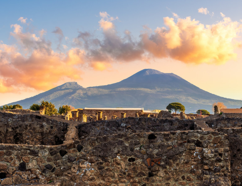 Beautiful,Landscape,Of,Naples,From,Pompeii,Ancient,Archeological,Excavation,To