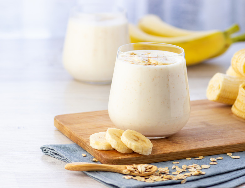 Vegan,Banana,And,Oatmeal,Smoothie,In,Glass,Jar,On,The