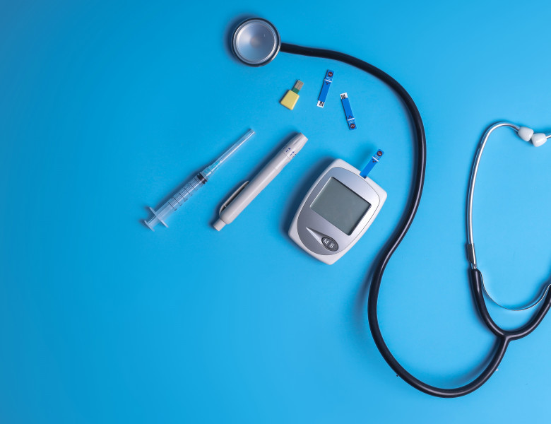 Top,View,Of,Blue,Ribbon,,Glucometer,,Lancet,Pen,,Insulin,Syringe,