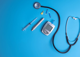 Top,View,Of,Blue,Ribbon,,Glucometer,,Lancet,Pen,,Insulin,Syringe,