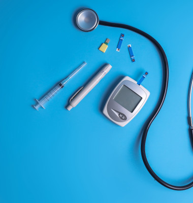 Top,View,Of,Blue,Ribbon,,Glucometer,,Lancet,Pen,,Insulin,Syringe,