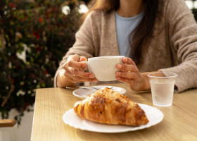 cafea, croissant