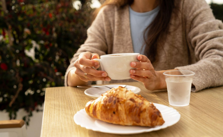 cafea, croissant