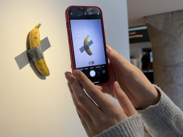 Maurizio Cattelan, artistul care a realizat banana lipită de un perete, vândută cu 6,2 milioane $: “Piaţa este cea care a decis să ia atât de în serios o banană lipită pe perete. Este un râs împotriva unui sistem obosit”