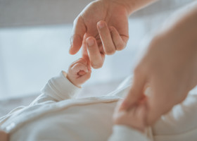 Close-up,Little,Hand,Of,Child,Baby,Holding,Hand,Of,Mother,