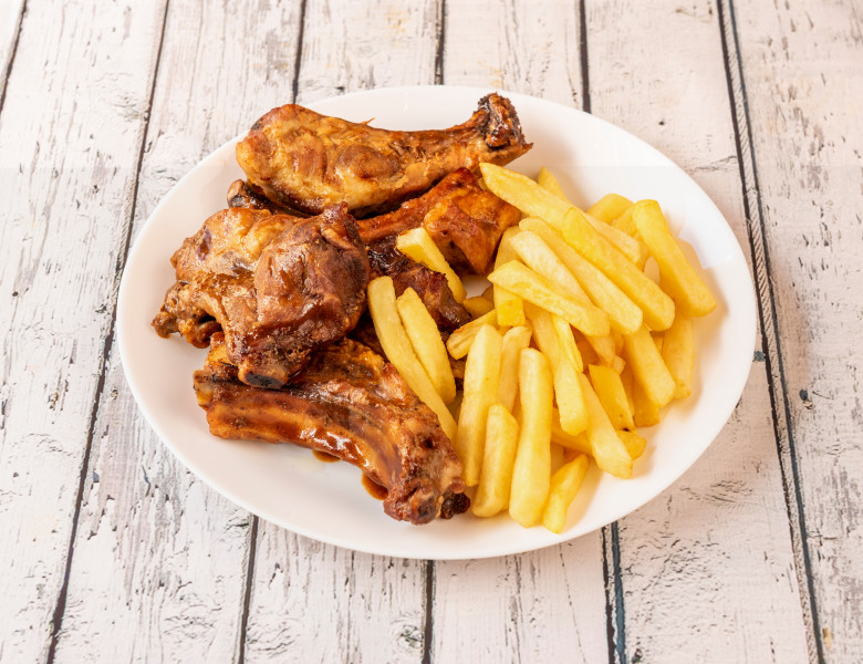 Baked,Pork,Ribs,With,Barbecue,Sauce,Garnished,With,French,Fries