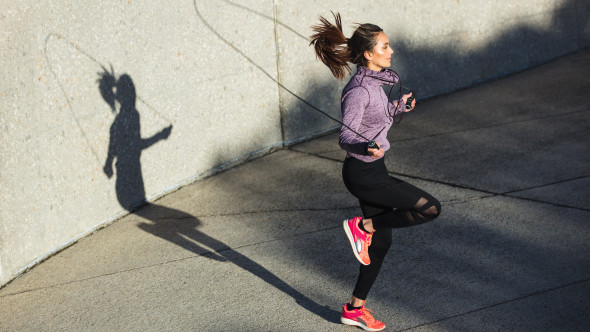 Săritul corzii, exercițiul complet care îți transformă corpul în doar câteva minute pe zi. Ce beneficii aduce pentru sănătate