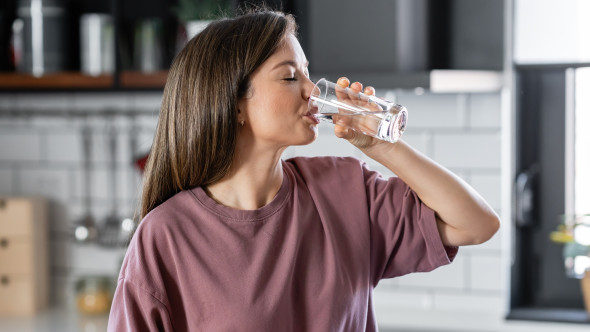 Apa alcalină, noul "elixir al sănătății" promovat de vedete. Ce spun medicii despre beneficiile reale și riscurile ascunse