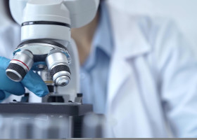 Scientist,Using,Microscope,In,Laboratory.,Close-up,Of,A,Researcher&apos;s,Hands