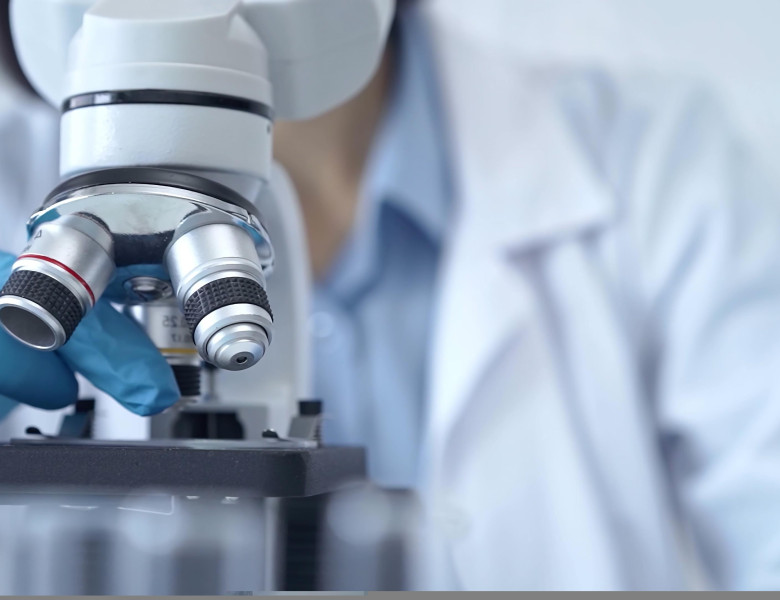 Scientist,Using,Microscope,In,Laboratory.,Close-up,Of,A,Researcher's,Hands
