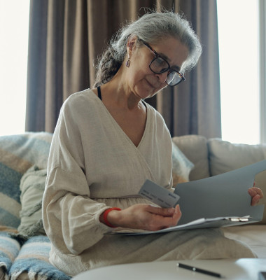 femeie cu părul alb