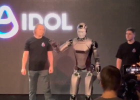 Primul robot rus s-a prăbușit pe scenă