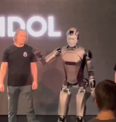 Primul robot rus s-a prăbușit pe scenă