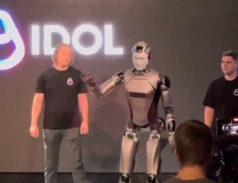 Primul robot rus s-a prăbușit pe scenă