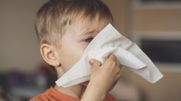 Ce este guturaiul, cea mai frecventă boală de sezon la copii. Care sunt semnalele de alarmă la care părinții să fie atenți