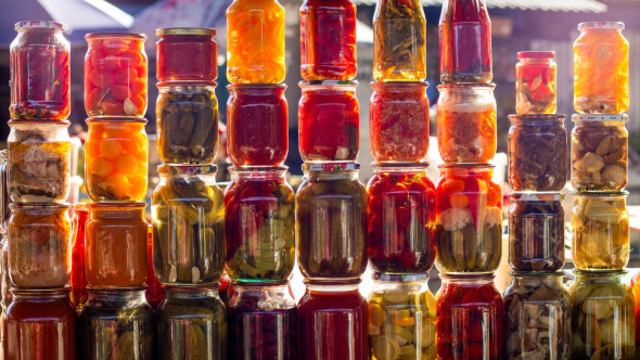 Beneficiile murăturilor pentru sănătate și când e bine să le eviți. Varza murată, castraveții și gogonelele, nelipsite de pe mesele românilor