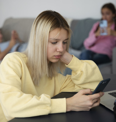 Un sfert dintre adolescenţi britanici apelează la chatbot-uri pentru sprijin în materie de sănătate mintală/ Freepik